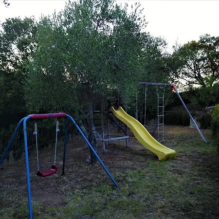 Sleeps 5 Pool Air Con Wifi דירה