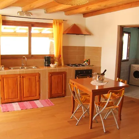 Sleeps 5 Pool Air Con Wifi דירה