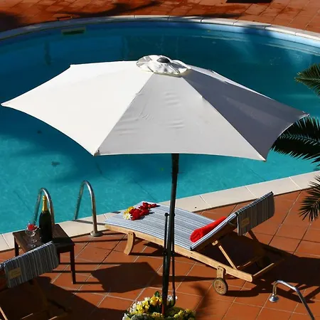 Sleeps 5 Pool Air Con Wifi דירה *
